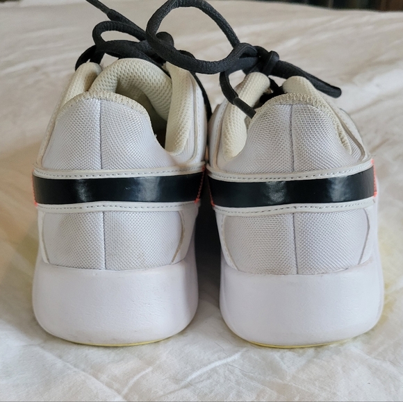 Nike Legend Essential 2 Womens Training Shoe White Yellow CQ9545-107 Size 7.5 - Picture 2 of 8